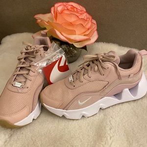 NIKE very comfortable nike tennis shoes size 8 for women